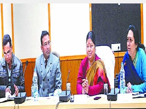 Commission Chairman Lee officials meeting.